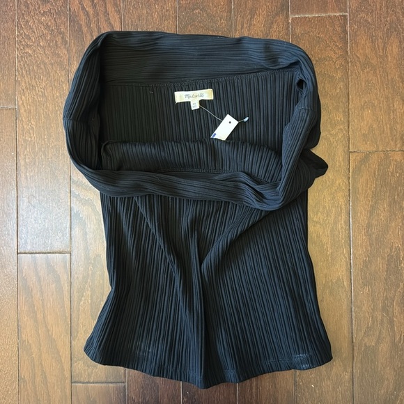 ❌SOLD❌Elegant Off-Shoulder Black Top - Picture 2 of 4